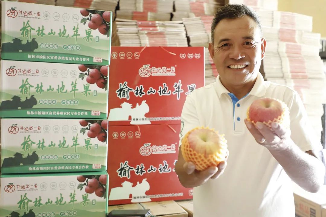 钟付艾向记者展示他种植的山地苹果.jpg