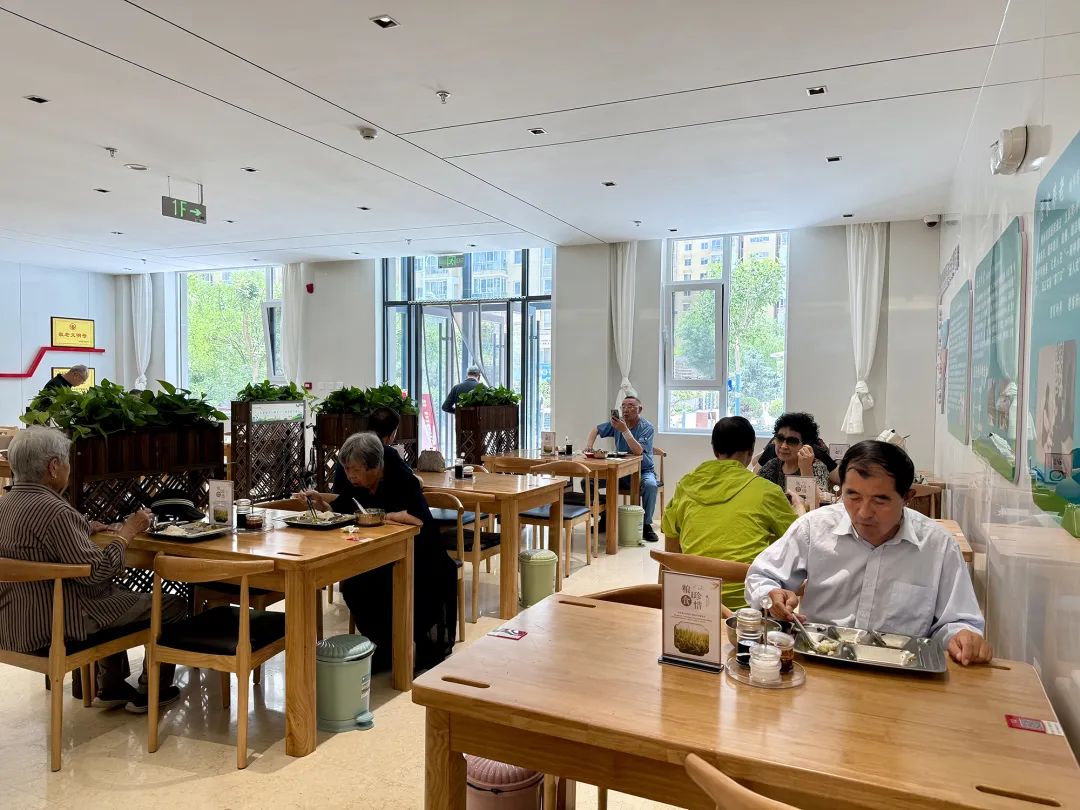 居民正在社区食堂吃饭.jpg