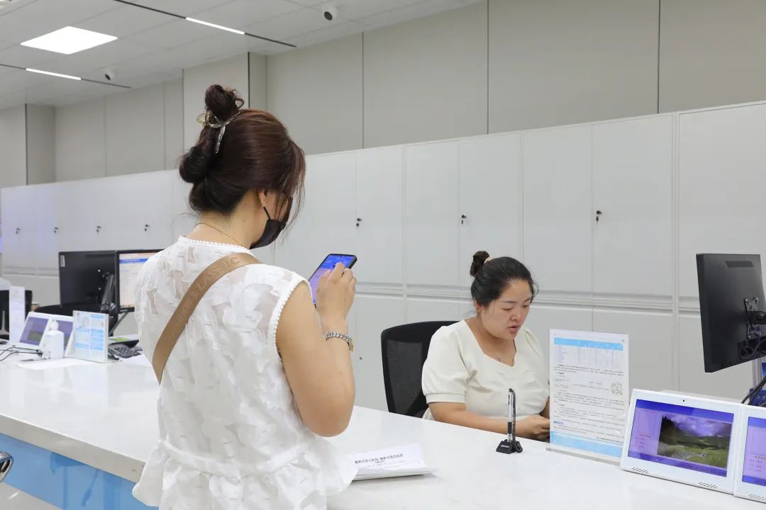 市民在区医疗保障经办中心办理业务.jpg
