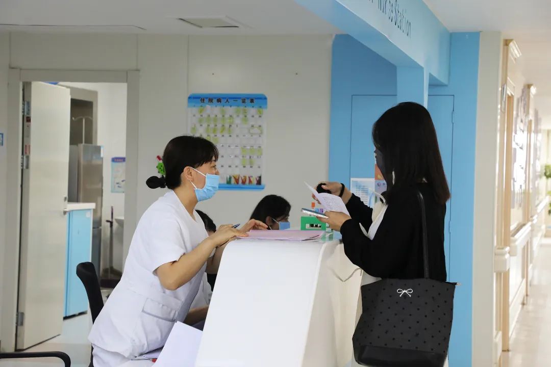 市民在护士办办理出院手续.jpg