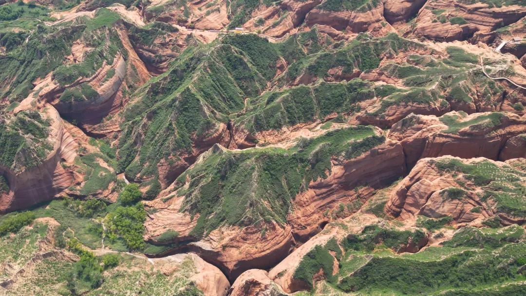 山峁丹霞。