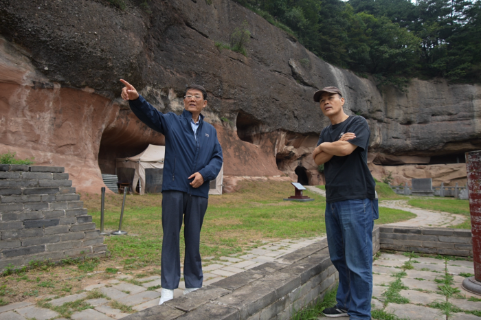 郭平安（左）与导演惠焕章（右）在拍摄现场交流.png