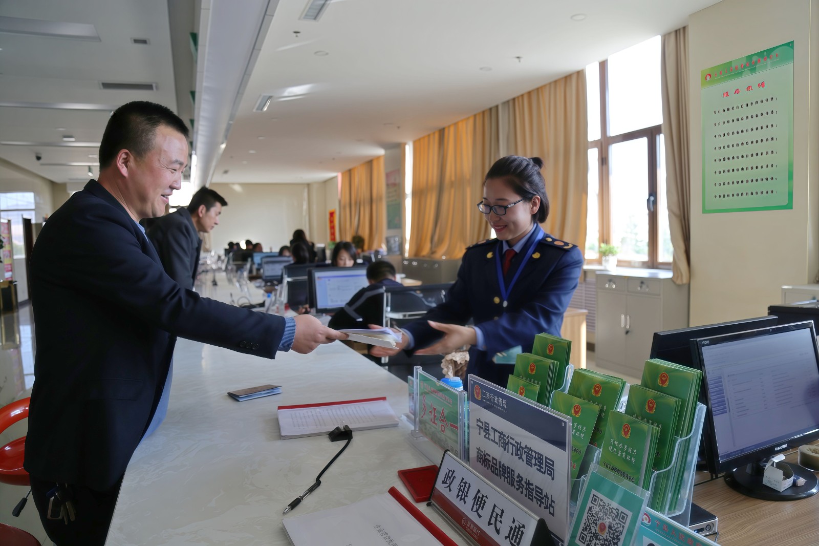 群众正在政务大厅办理业务。李建强摄