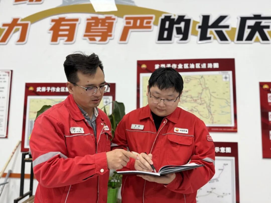 武峁子作业区三级B工程师程波正在向李祺讲解三相分离器液位曲线 (2).jpg