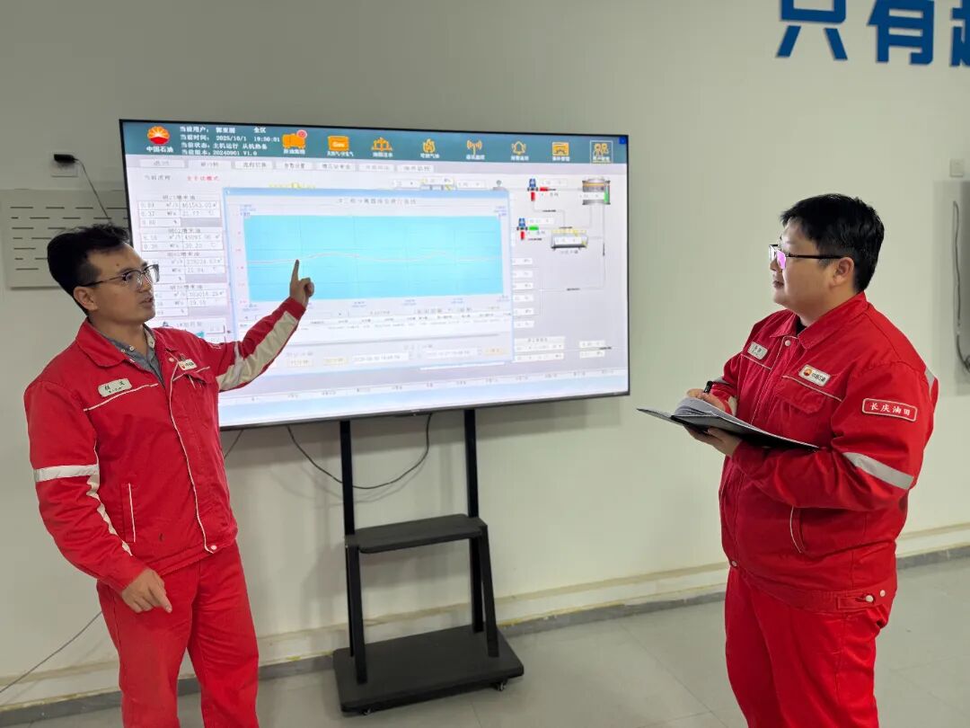 武峁子作业区三级B工程师程波正在向李祺讲解三相分离器液位曲线 (1).jpg