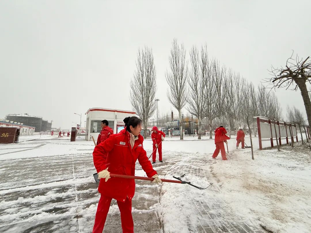 武峁子作业区组织员工扫雪保路 (6).jpg