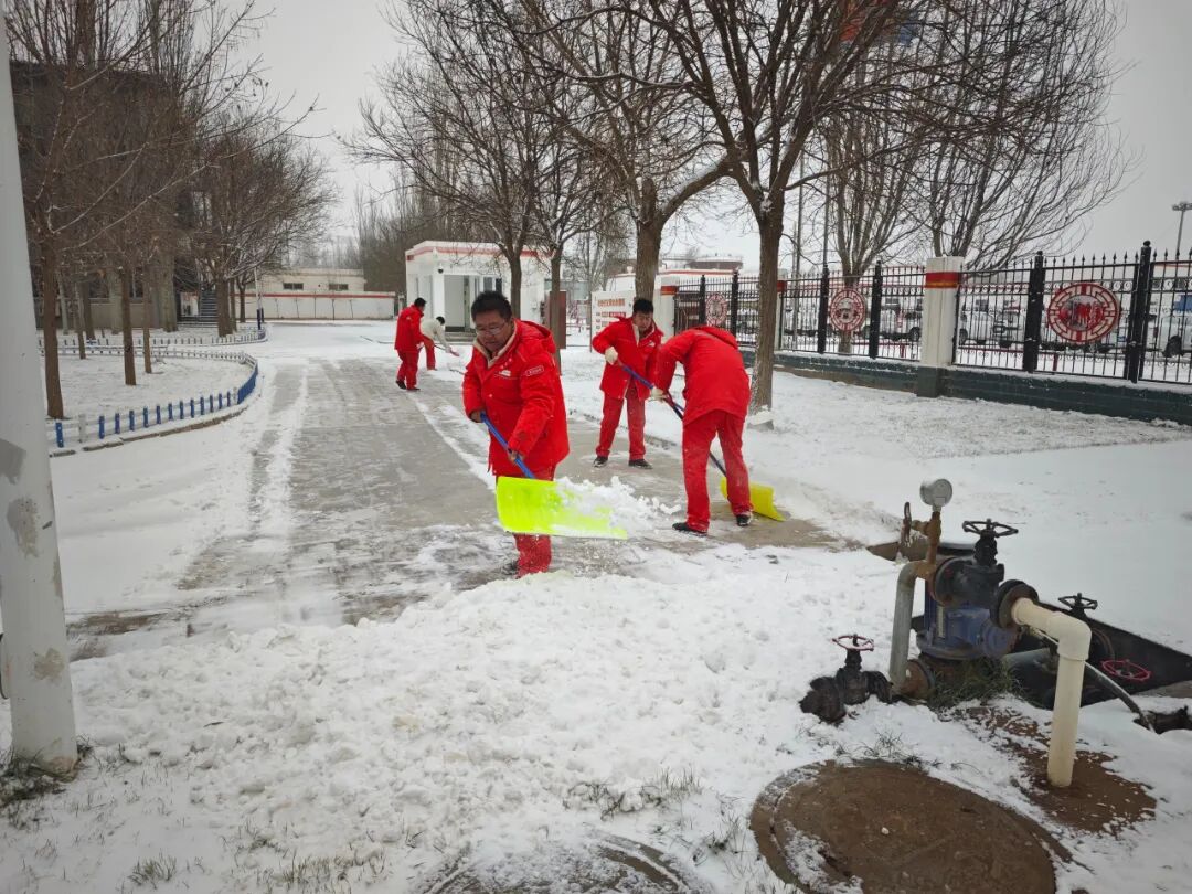 学庄：风雪突袭勇担当 全力护航原油生产 (2).jpg