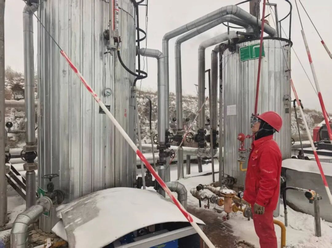 学庄：风雪突袭勇担当 全力护航原油生产 (3).jpg