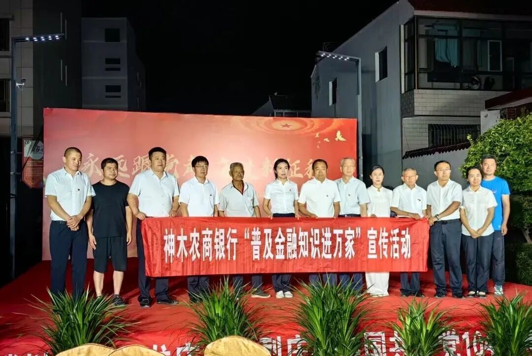 红马甲服务队2.jpg 红马甲服务队2.jpg