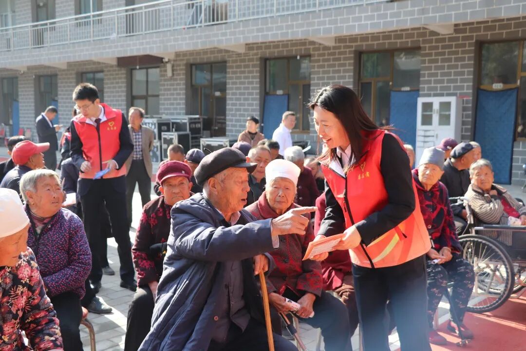 红马甲服务队3.JPG 红马甲服务队3.JPG