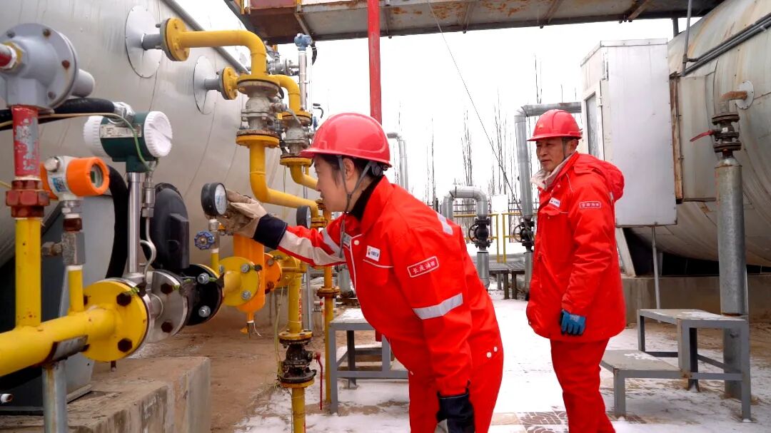 学庄:纷纷飞雪稳上产 全员出击保运行 (13).jpg