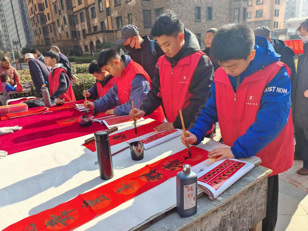 写春联（本文图片由渭南市临渭区杜桥街道杜化社区提供）