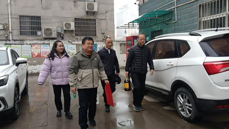 志愿者定期走访困难家庭