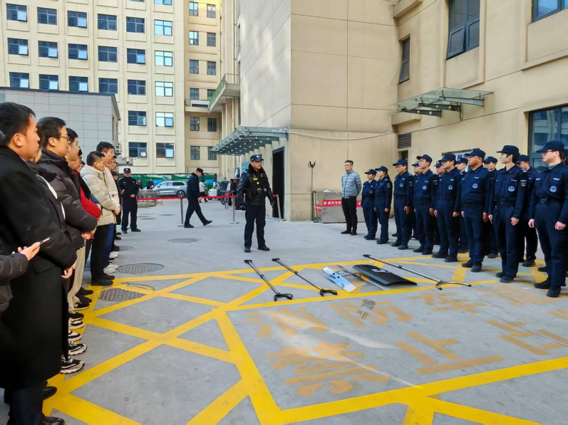 民警向参训人员讲解防暴盾牌等常用防暴器械的使用方法