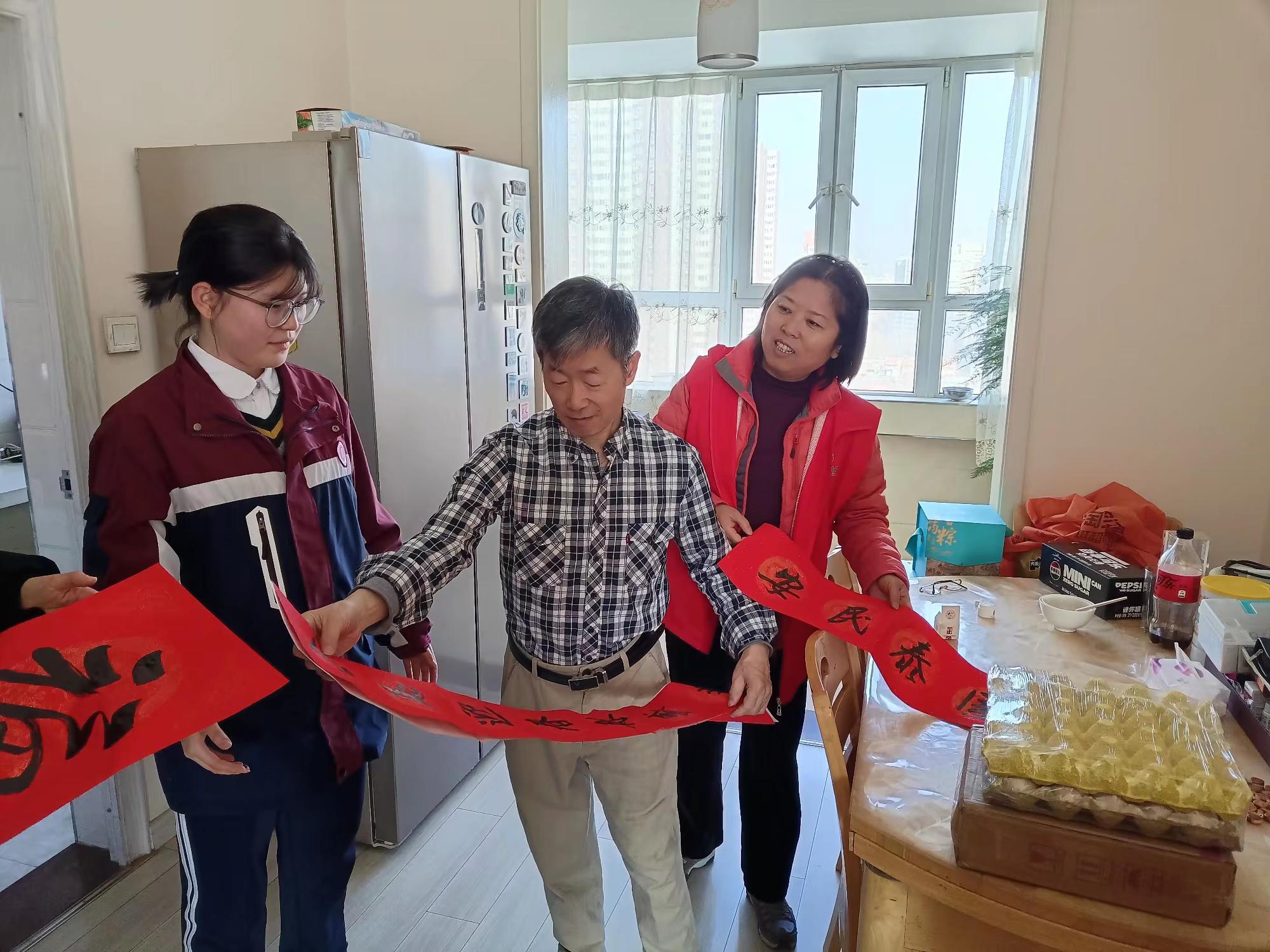 入户为居民送春联和“福”字