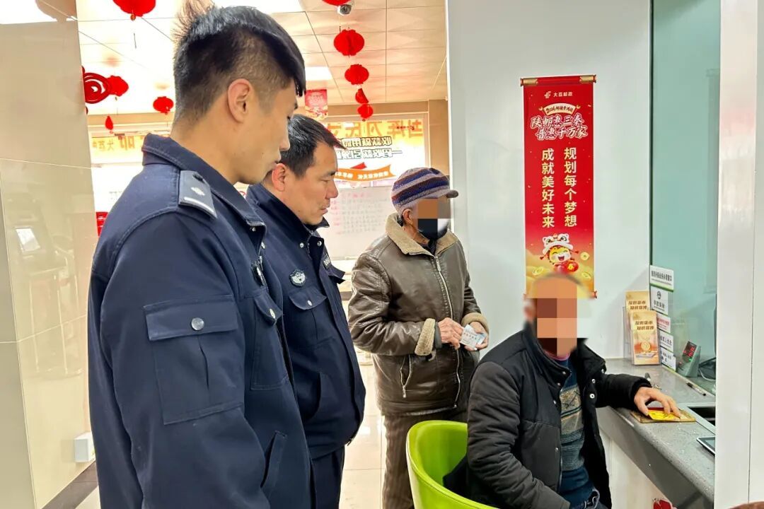 民警陪同王某前往银行，将拦截的7.8万元现金转为定期存单（本文图片由大荔县公安局提供）