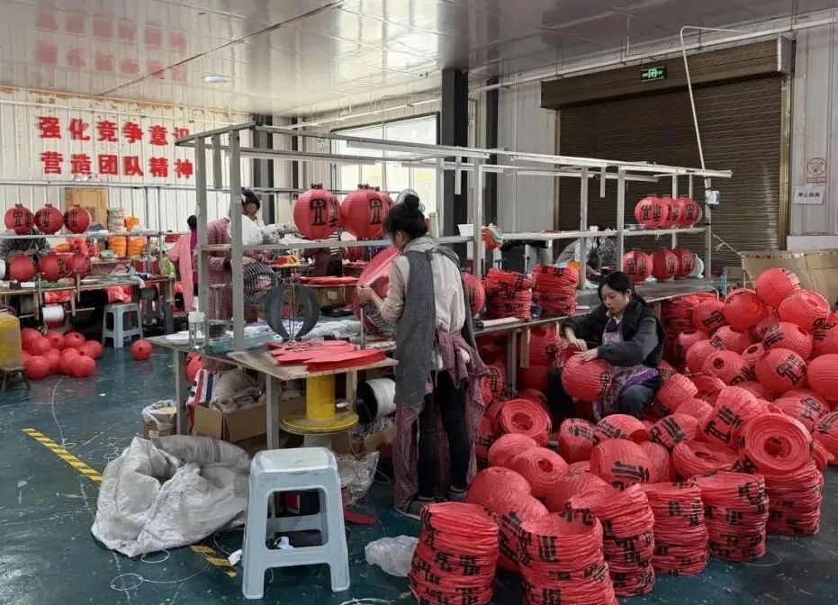 汉中市镇巴县泾洋街道李家坪社区工厂工人们正在加班加点赶制销往全国各地的大红灯笼。（本文图片由汉中市镇巴县融媒体中心提供）