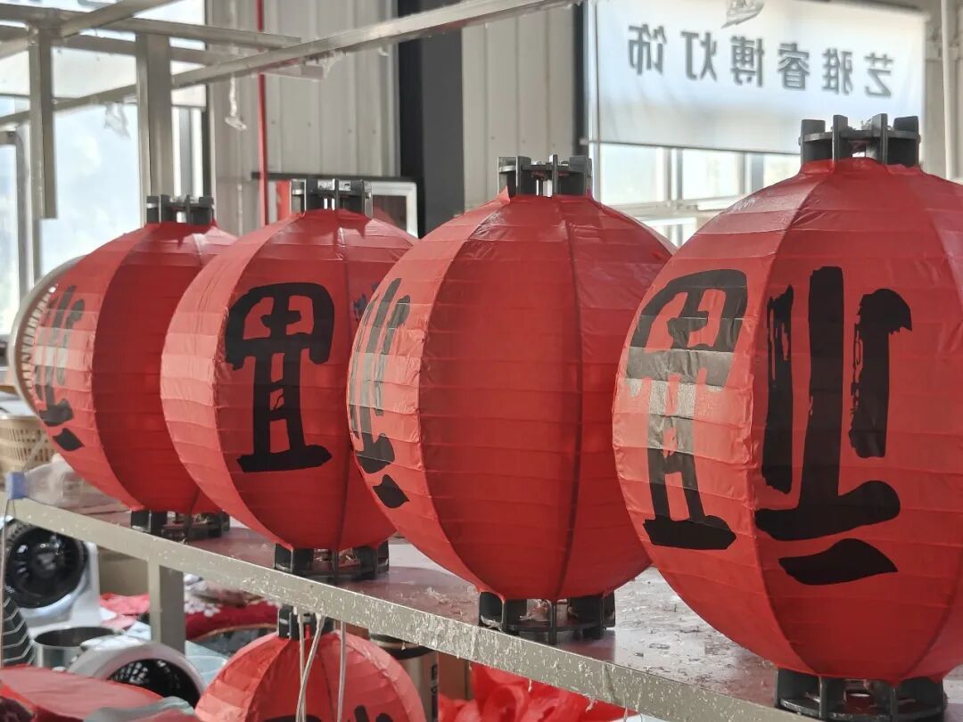 基本成型的红灯笼，等待最后的包装。