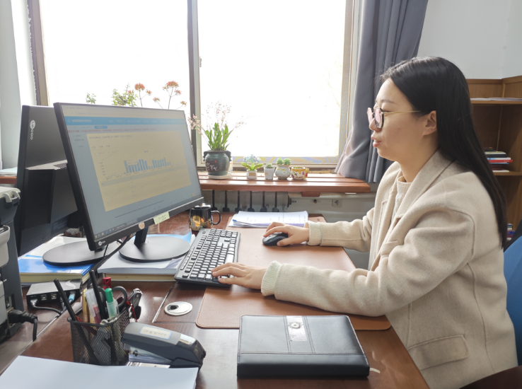 工作人员查看全区取水动态