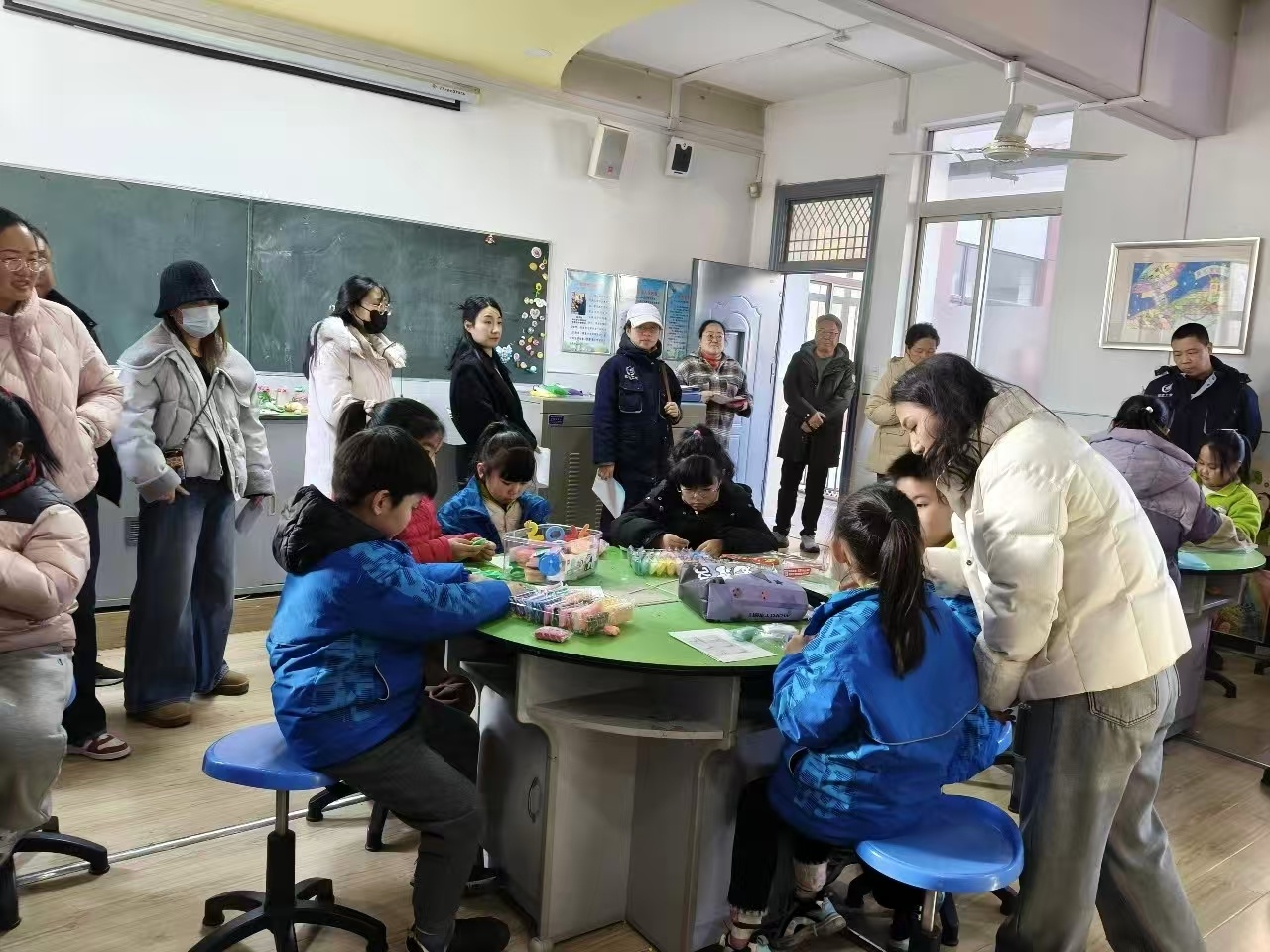 家长们近距离感受学生社团的魅力