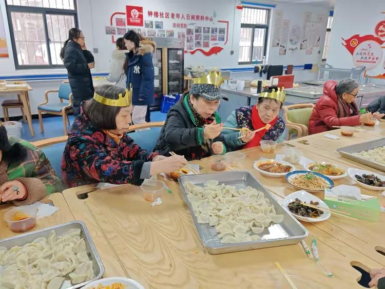 居民一起吃饺子