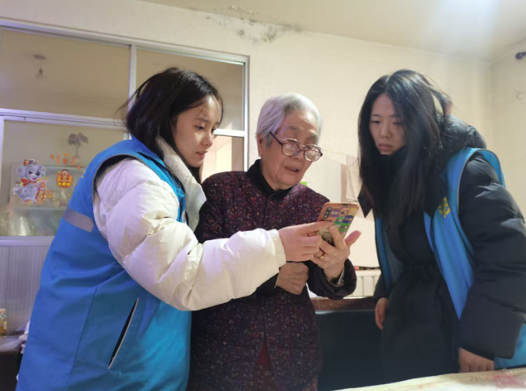 工作人员走访慰问辖区老人