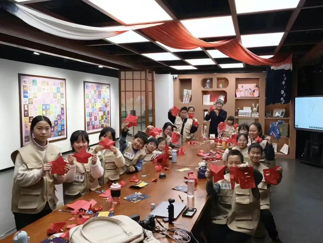孩子们在老师的帮助下动手实践非遗剪纸