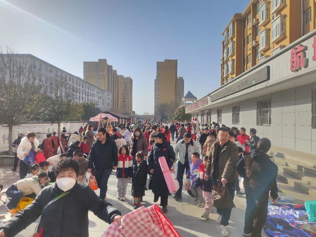 “小鬼当家”亲子集市活动现场