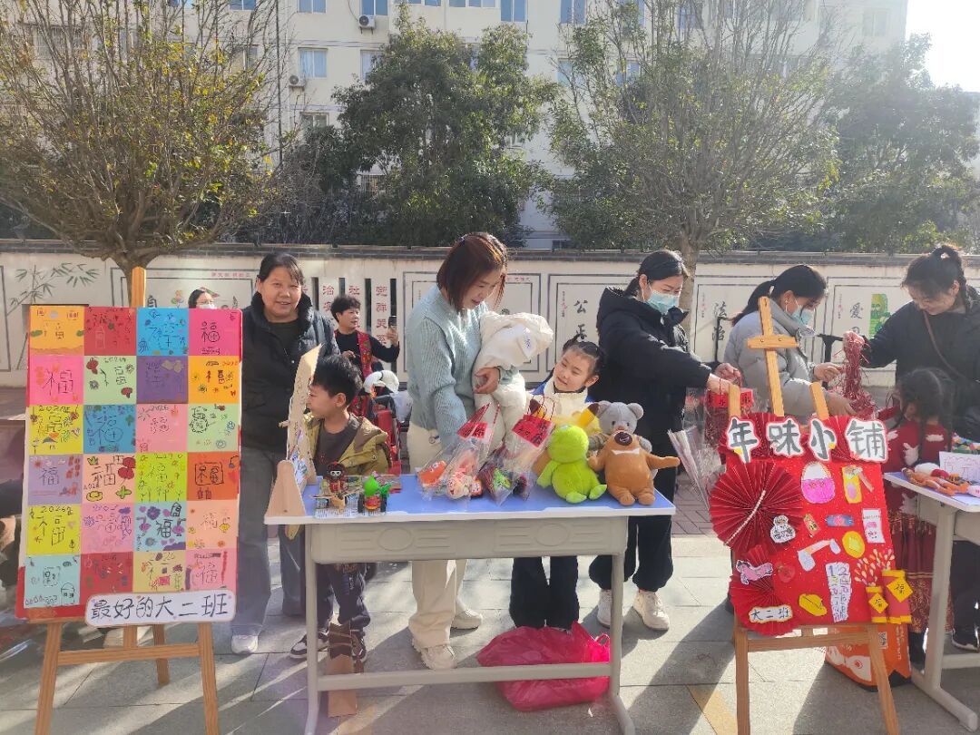 孩子们积极参与集市活动