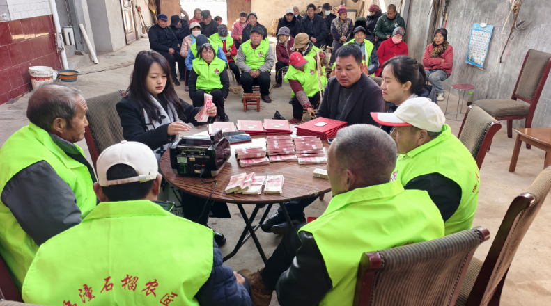 工作人员有序为睢石村石榴种植户办理统购款结算手续