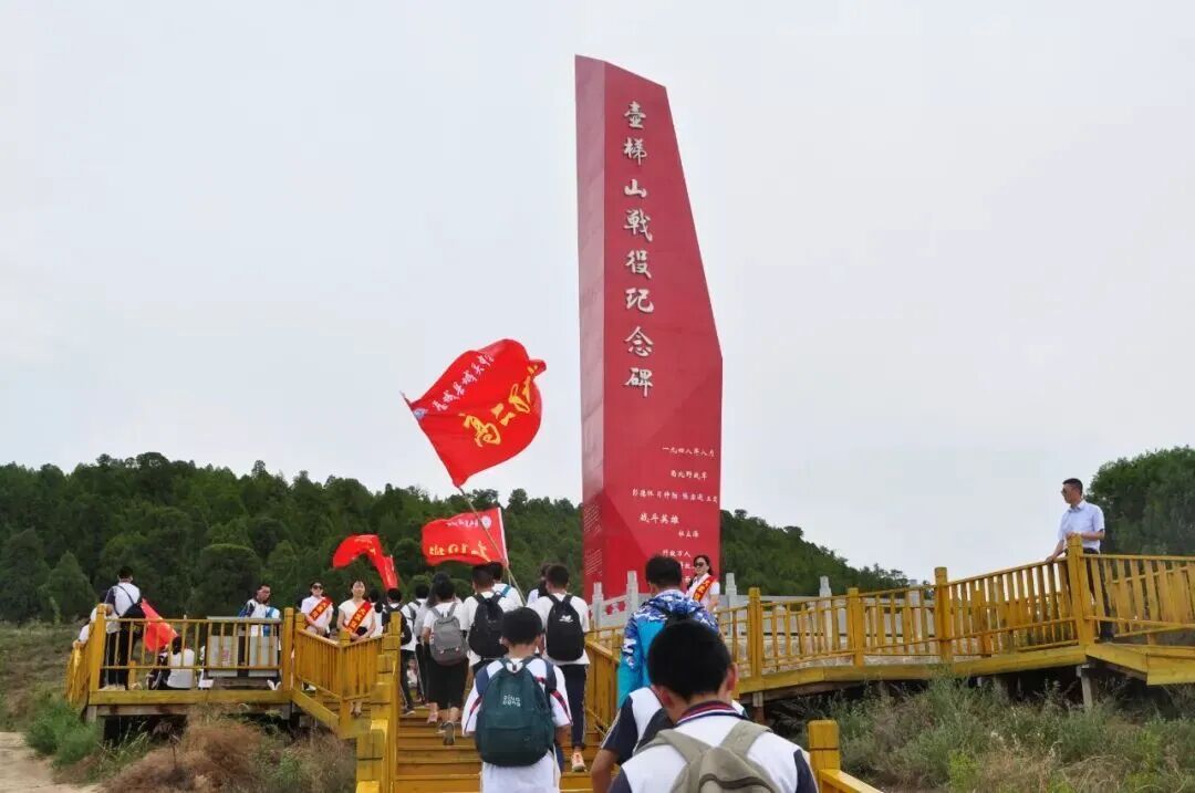 学生参观壶梯山战役遗址（本文图片由澄城县教育体育局提供）