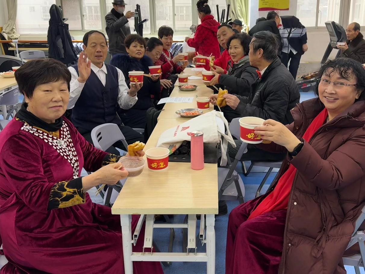 大家一起吃腊八粥