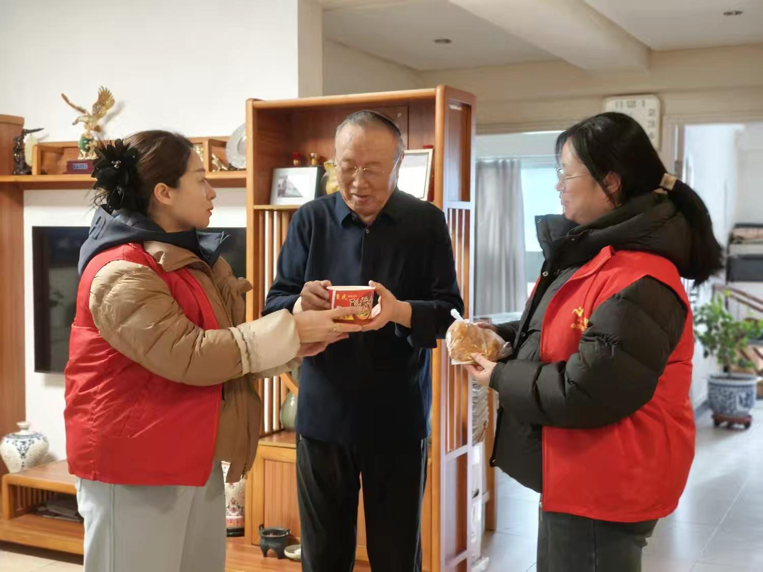 工作人员入户为老人送腊八粥