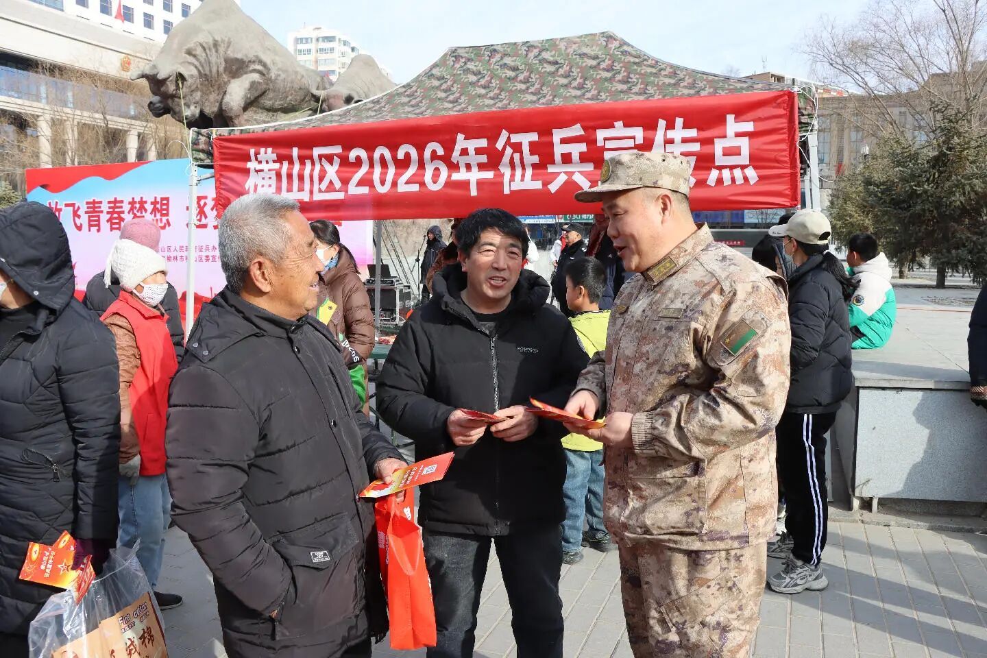 工作人员帮助居民全面了解征兵工作。