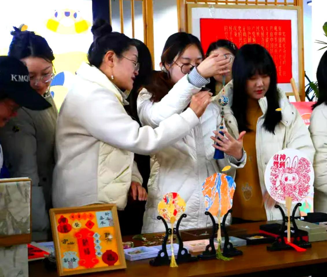 社区志愿者现场示范剪纸与编结技法