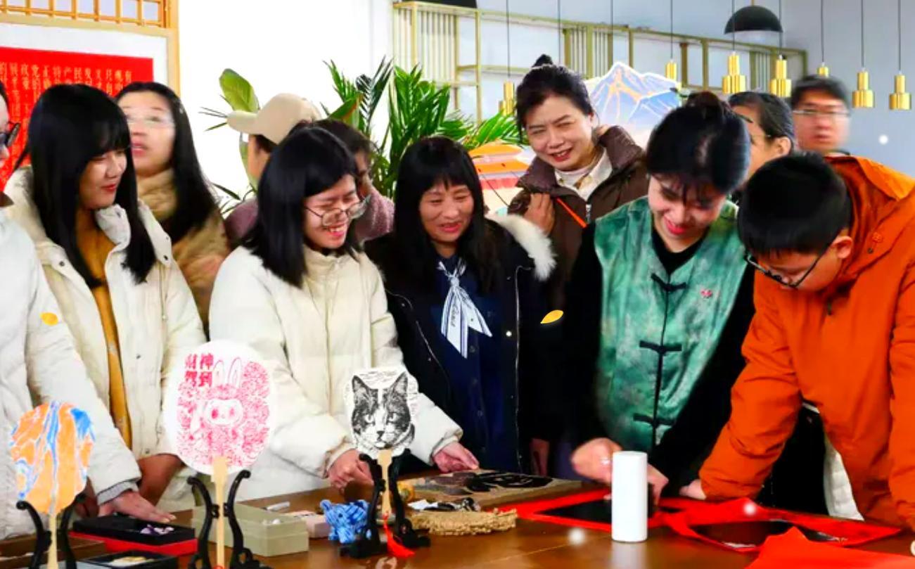 居民近距离欣赏非遗之美