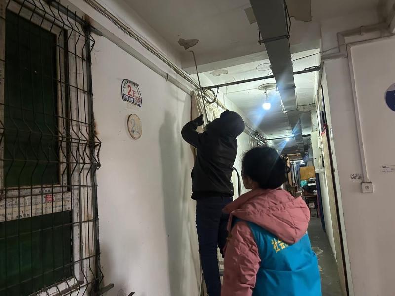 社区网格员清除隐患