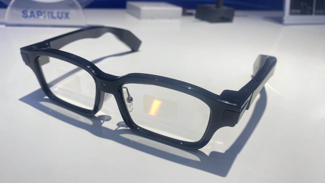 搭载赛福乐斯技术的AR眼镜样机