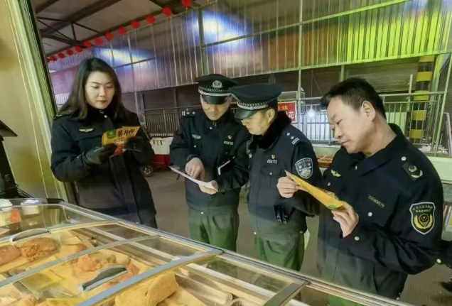 执法人员开展食品安全检查