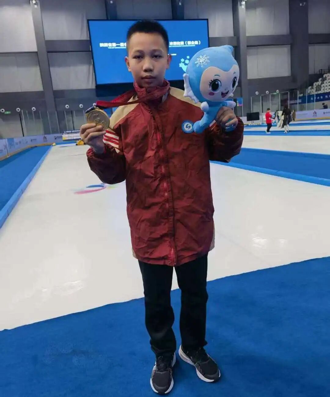 王梓程获得冰壶比赛(群众组)少年男子组冠军