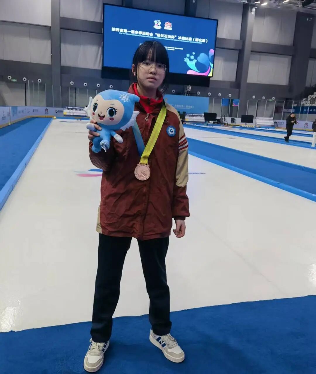 郭菡钰获得冰壶比赛(群众组)少年女子组季军