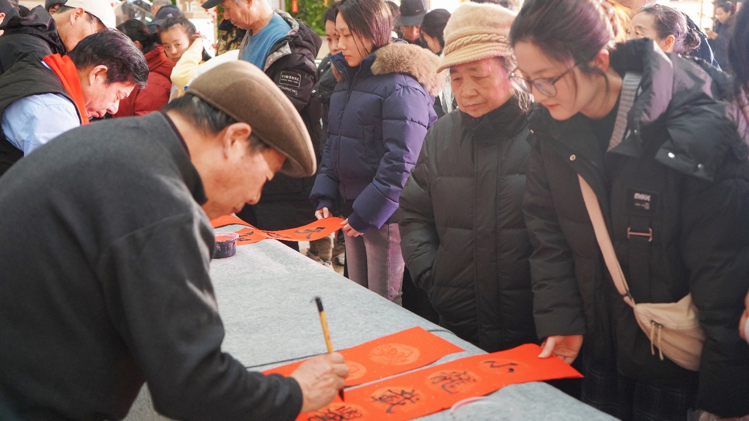书法家为市民送春联