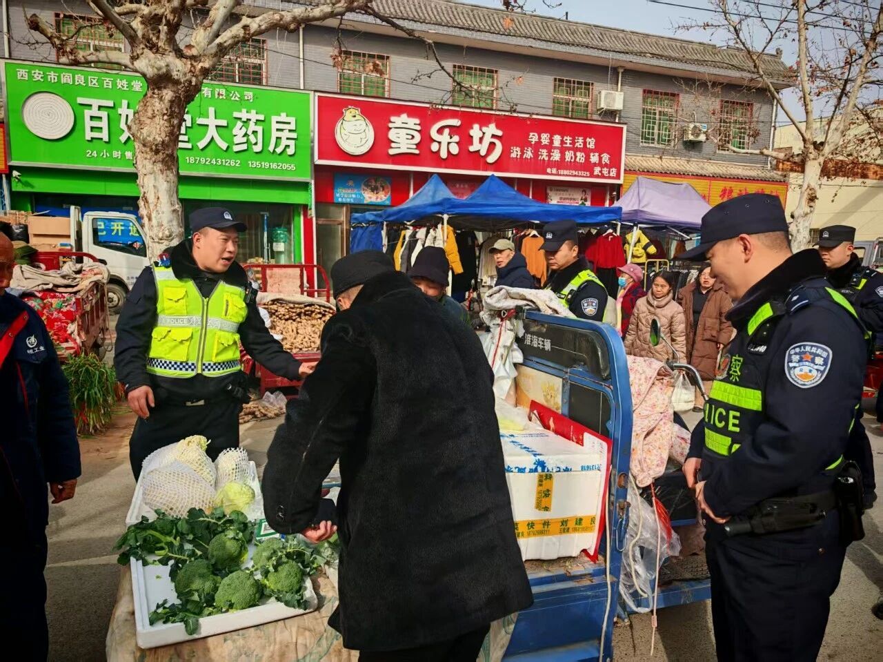 民辅警主动向群众普及安全防范知识