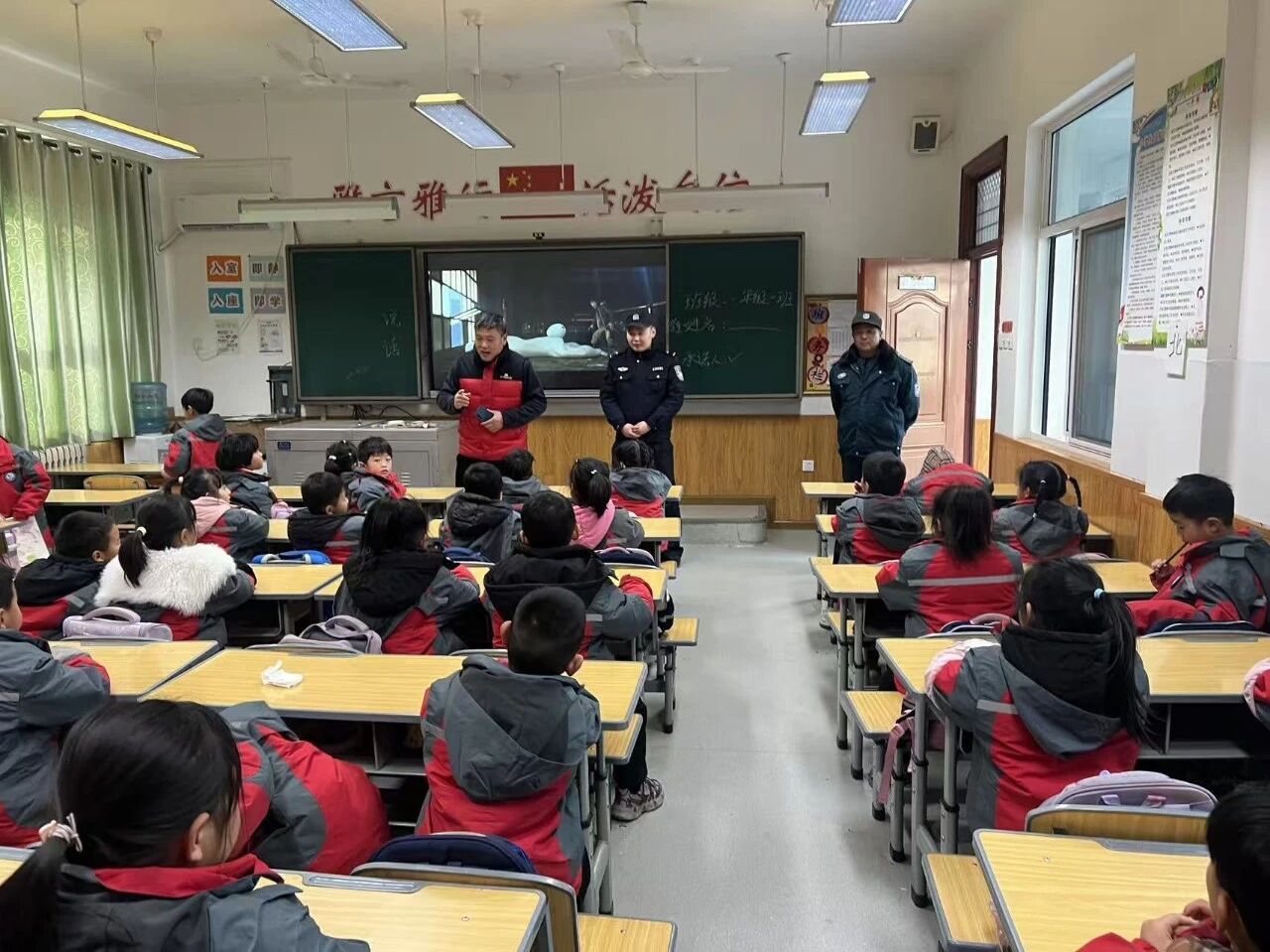 民警向学生宣讲安全防范知识