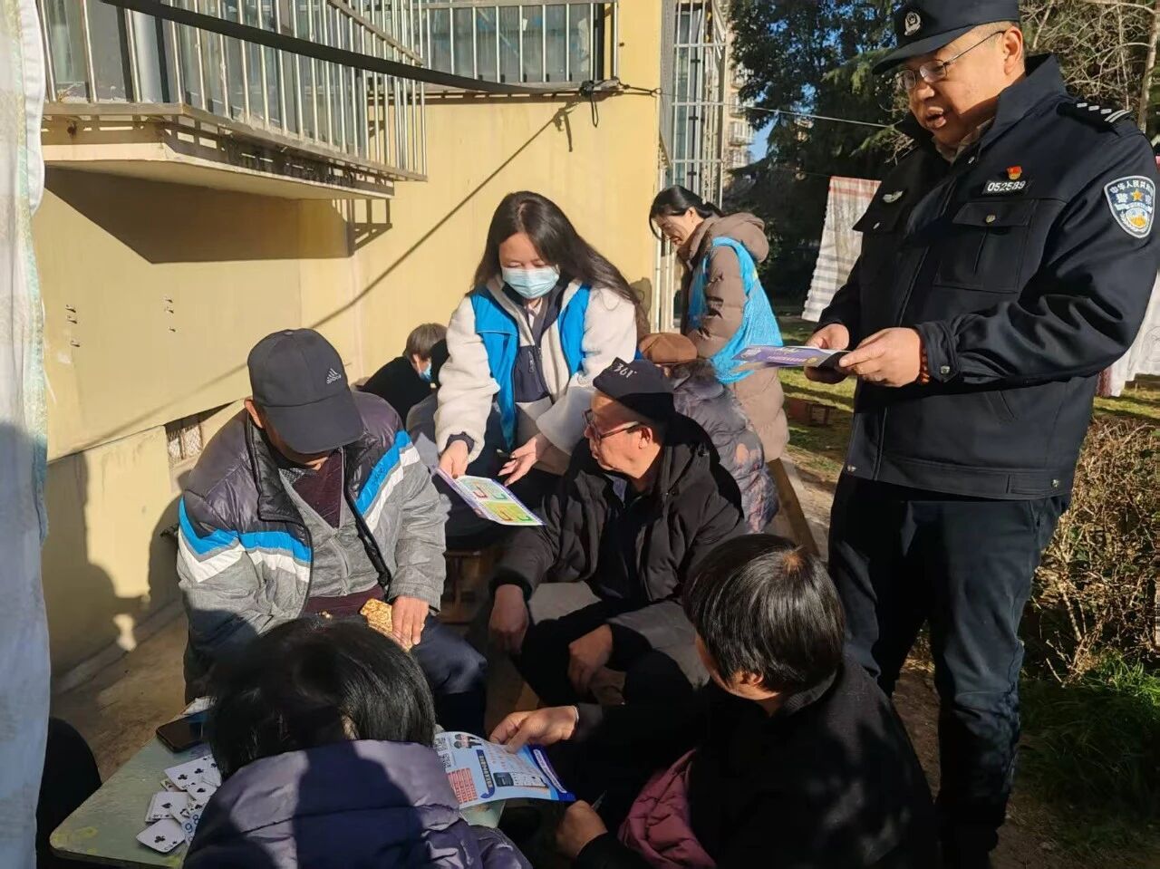 民警向群众宣传反诈防诈知识