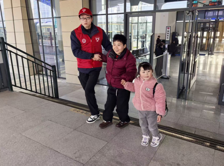 志愿服务者帮助特殊旅客