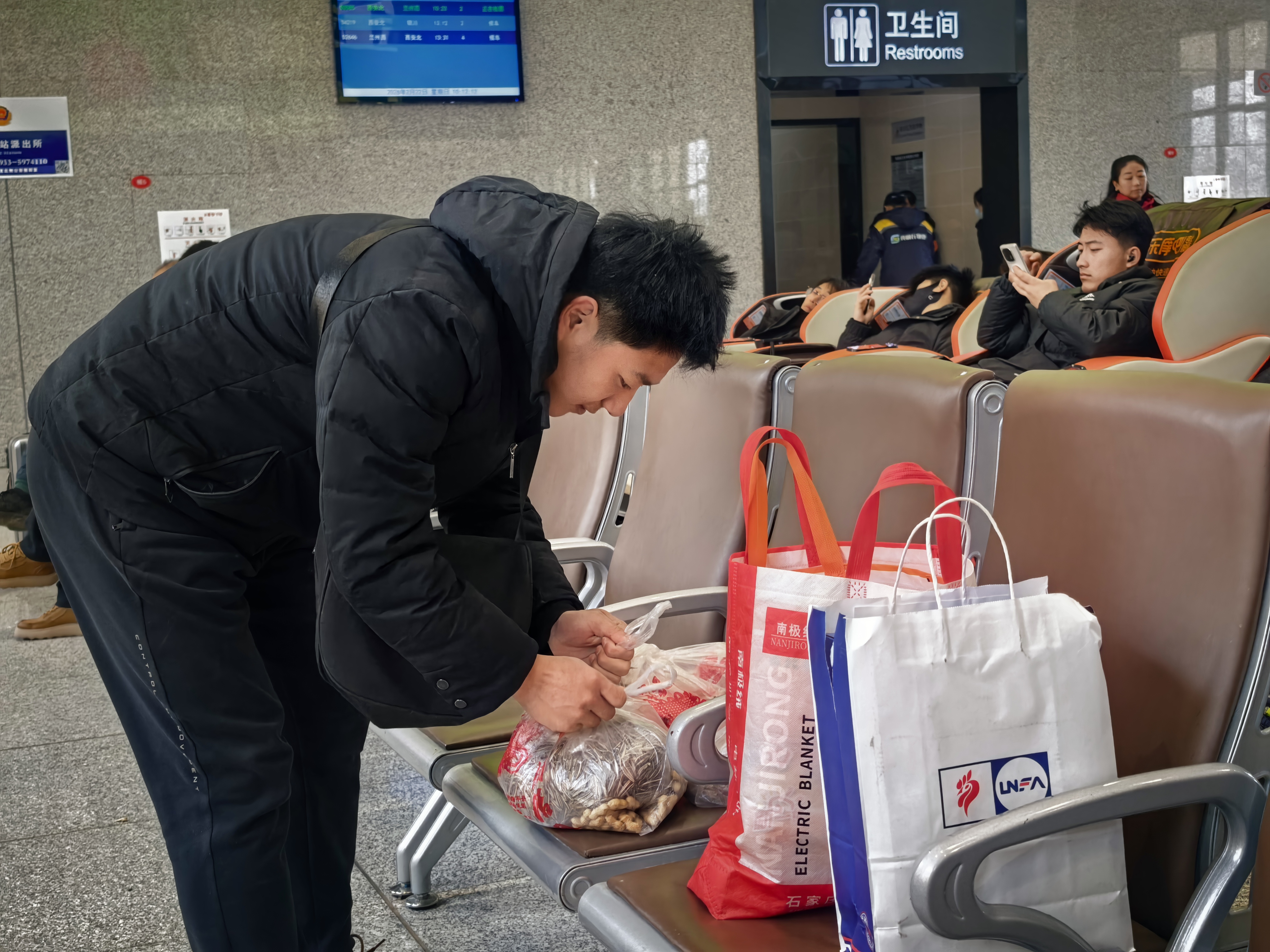 便民服务点旅客正在给手机充电