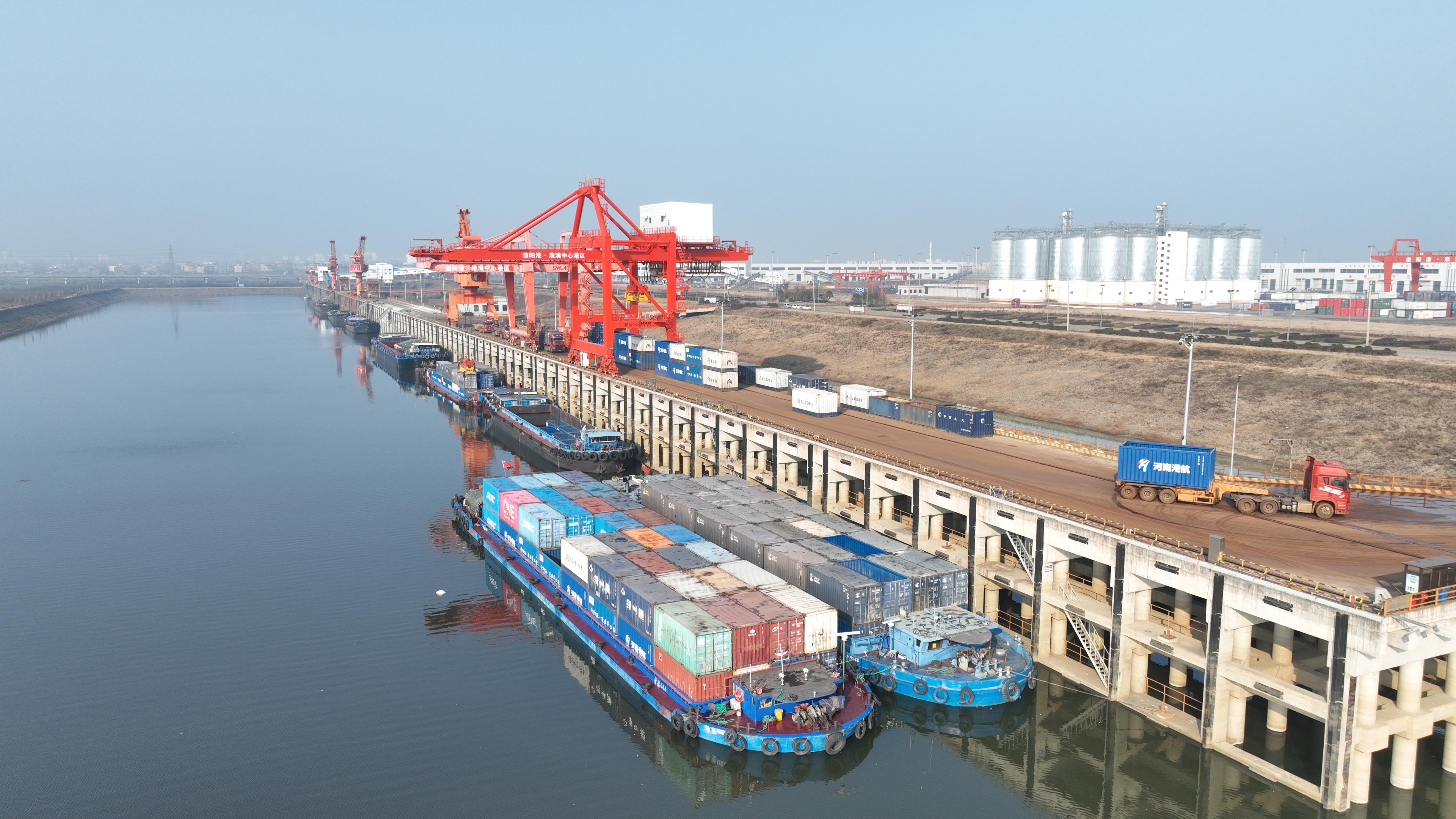 信阳港·淮滨中心港区集装箱码头正在进行装卸作业。丁东莹 摄