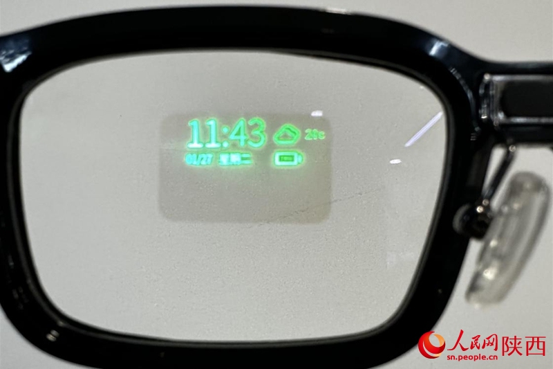 搭载赛富乐斯单色Micro-LED光机的AR眼镜。人民网记者 李志强摄