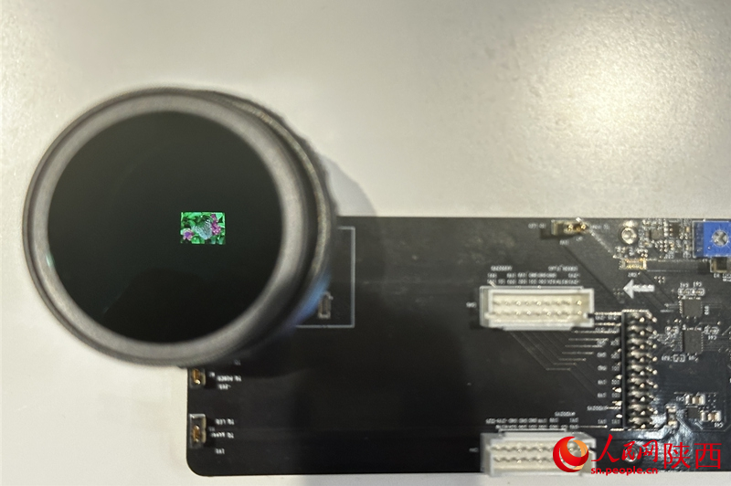 应用于AR眼镜中的全彩Micro-LED光机。人民网记者 李志强摄